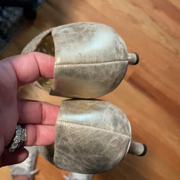 Pumps - Picture 4 of 8